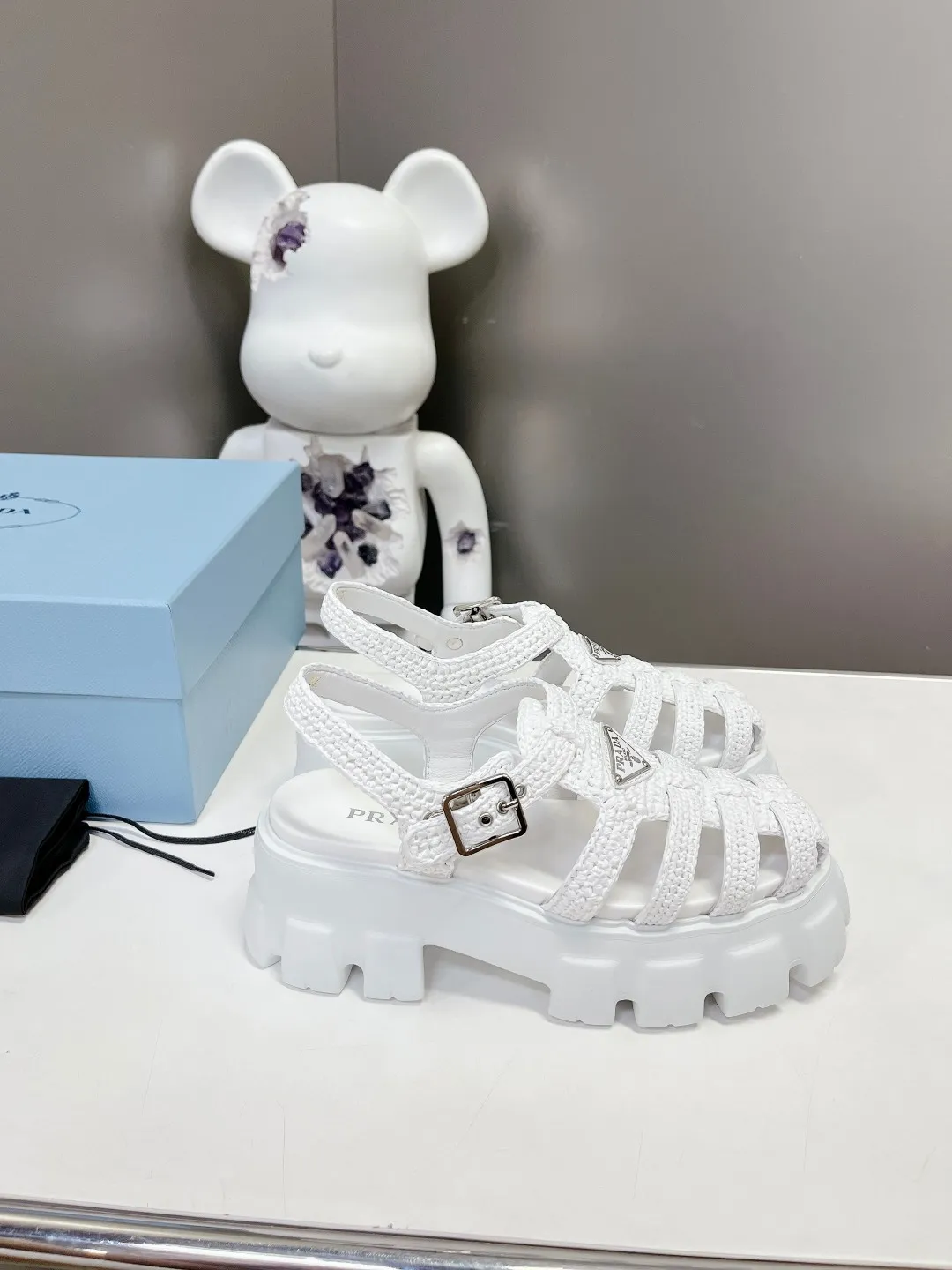 👟👟Ex-factory price 640👟👟 Straw 2023 exclusive version super hot🎊🎊🎊hot prada Prada cage shoes sawtooth Roman braided thick-soled rubber sandals retro fashionable and avant-garde gear teeth 55mm Thick-soled soles, the upper perfectly restores the original craftsmanship, and is made of purely hand-woven uppers. The cost is extremely high, making the whole pair of shoes light and comfortable, full of holiday feel, and bright colors 💐💐💐💐 to satisfy a variety of choices for fashionable people with different styles! The iconic metal triangle logo is paired with the shape of ancient beach sandals. Every design element is fashionable! Code number 35-40